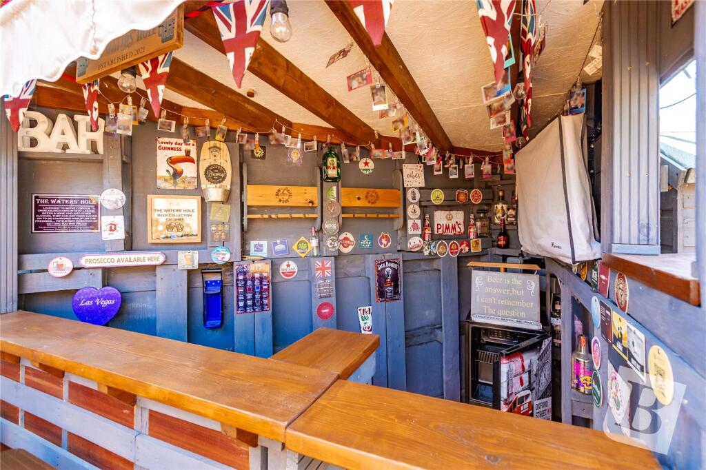 Outbuilding/Bar