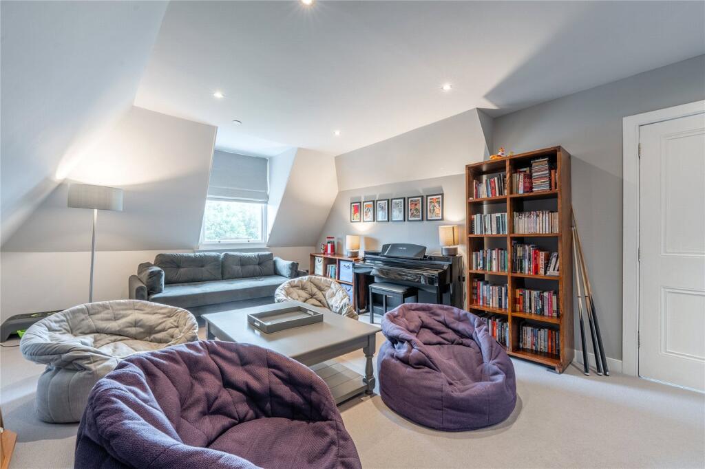 Bedroom5/Play Room