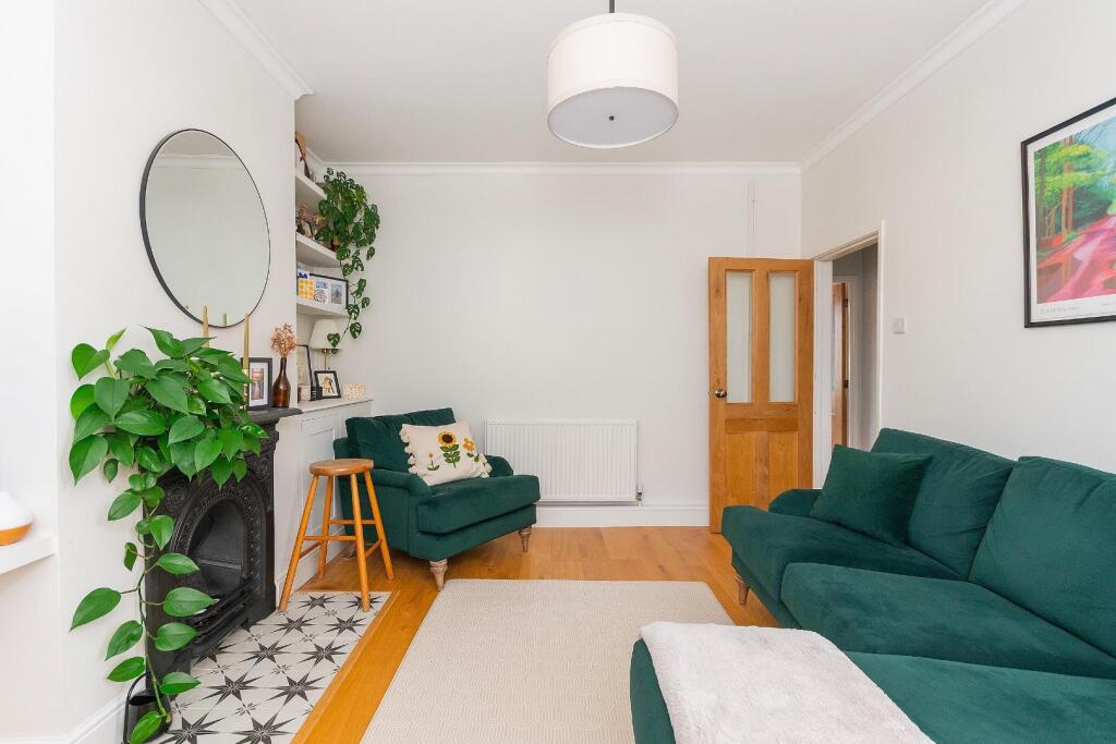 0M1RFS - Living Room A.jpg