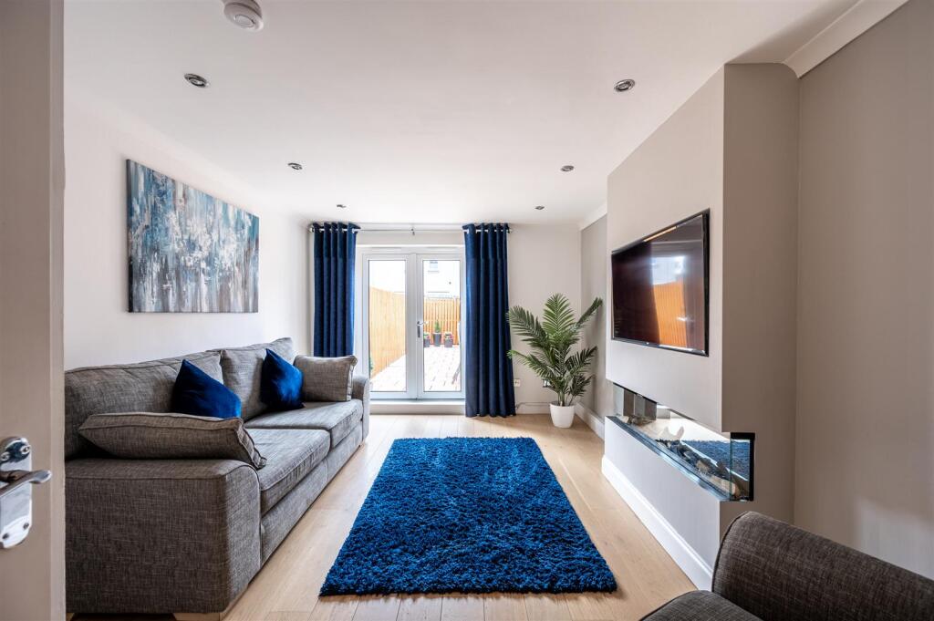 Living Room (2).jpg