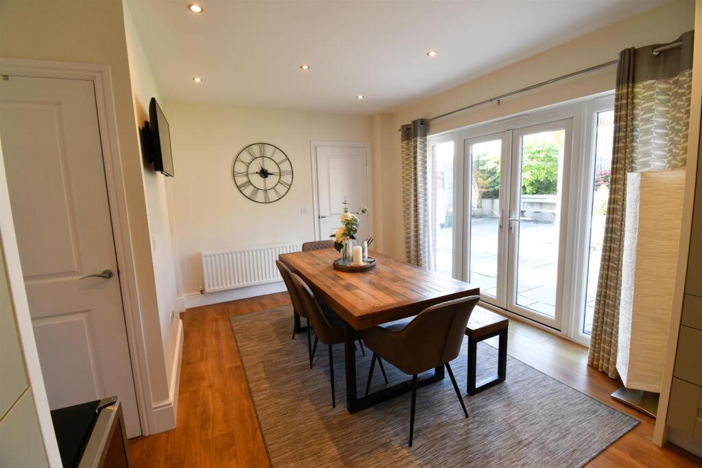 Kitchen/ Dining Room