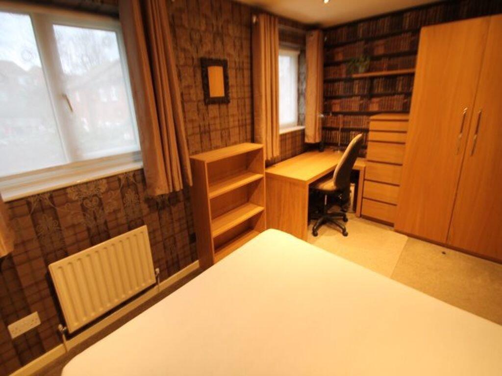 Well-presented bedroom with a comfortable doubl...