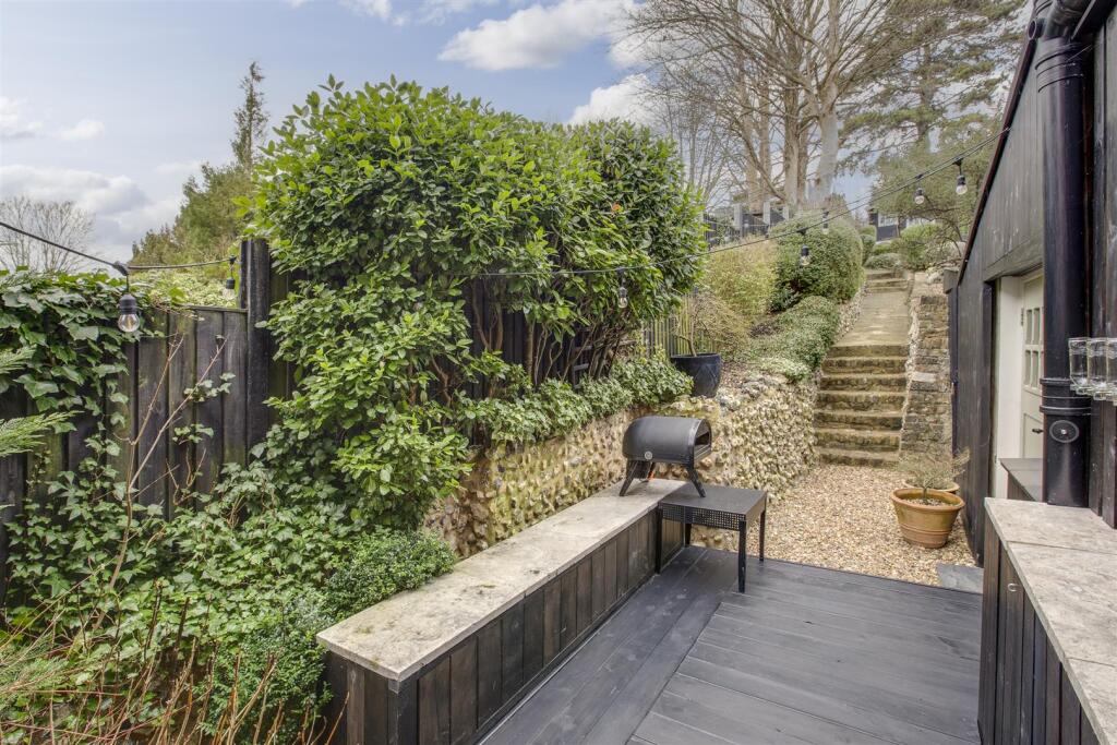 85 Totteridge Road, HP13 6EY-10.jpg