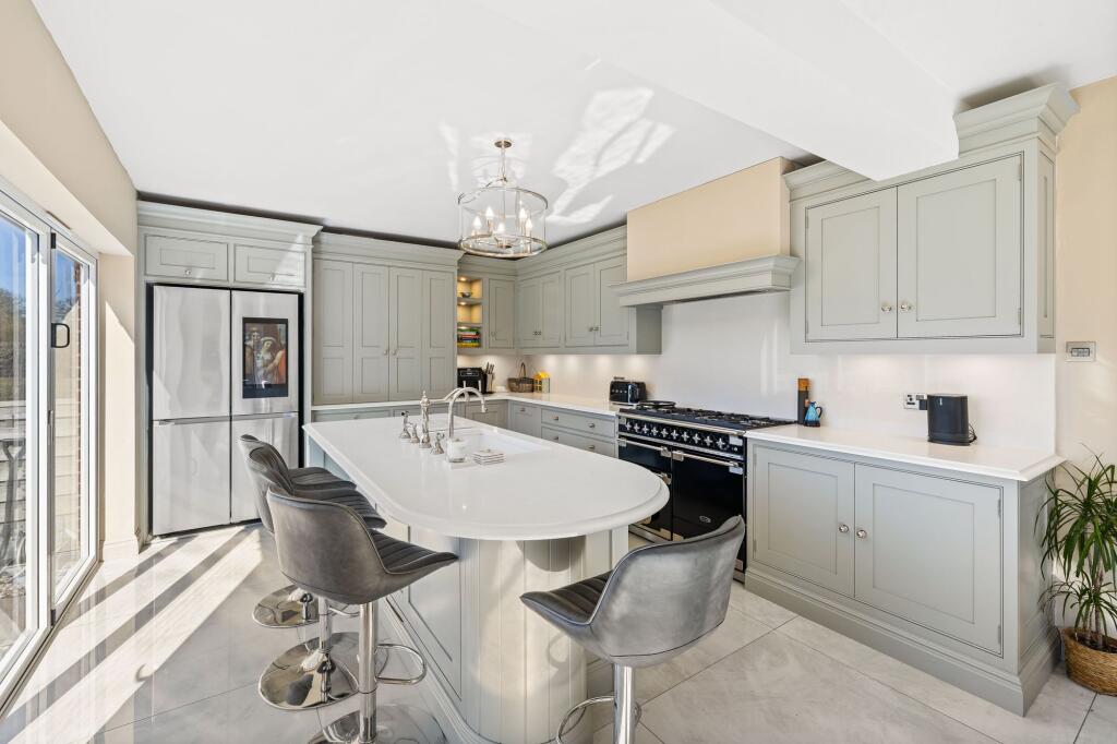 KITCHEN/BREAKFAST ROOM