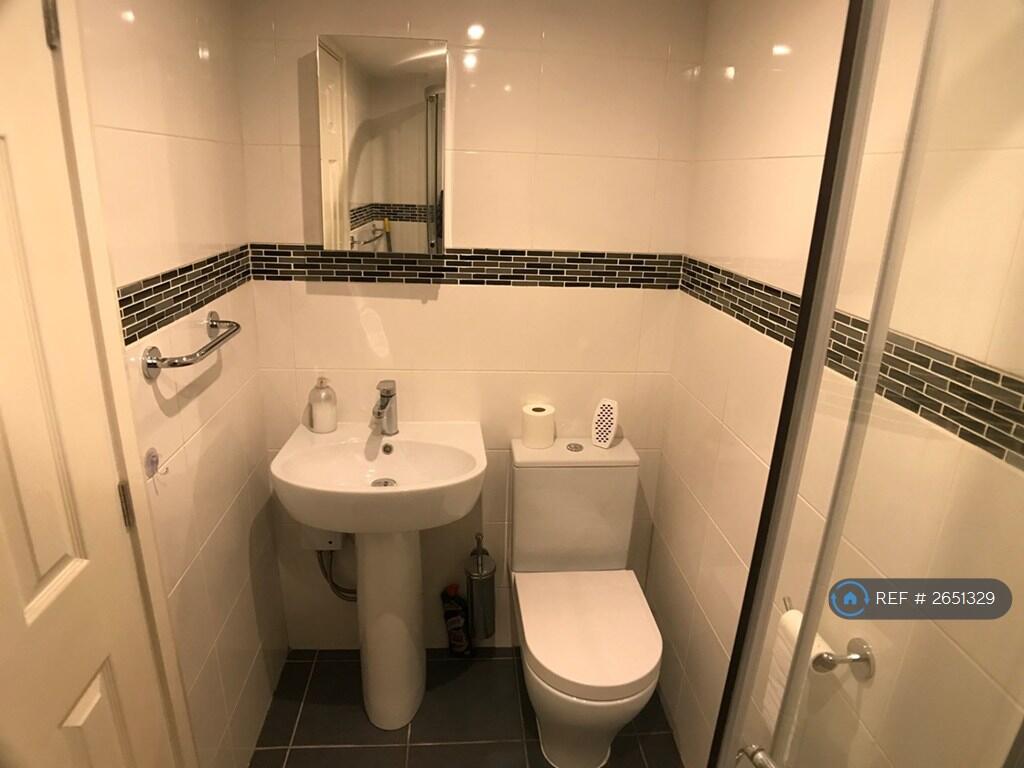 Bathroom Toilet, Basin &amp; Mirror Cabinet