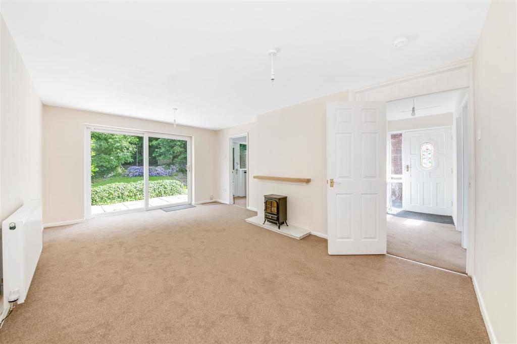 OPEN-PLAN LIVING/DINING ROOM