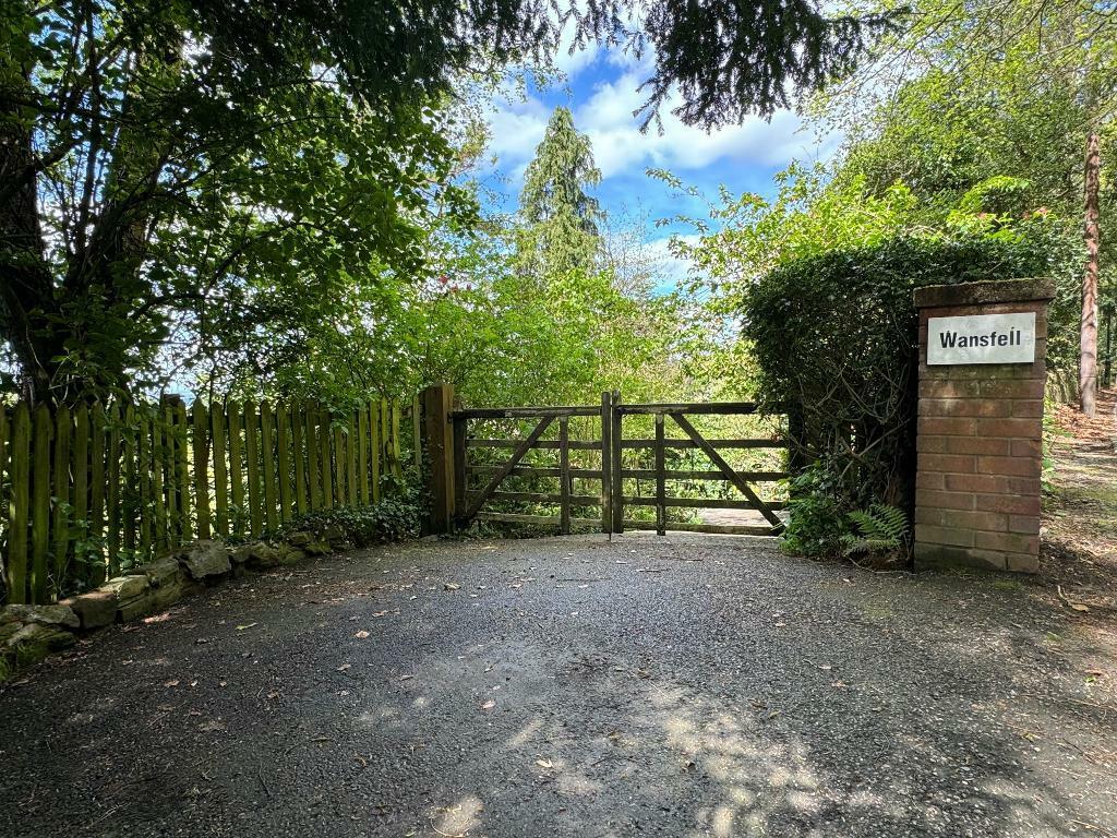 Entrance gate (drive) &amp; private parking