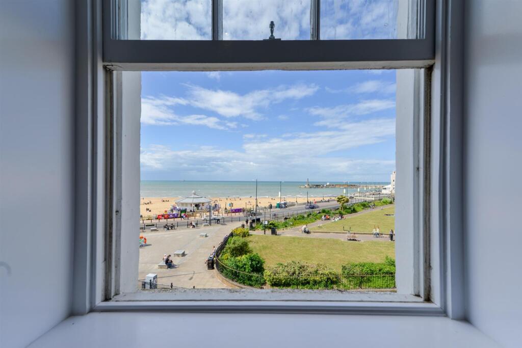 Flat 2, 12 Marine Gardens6.jpg