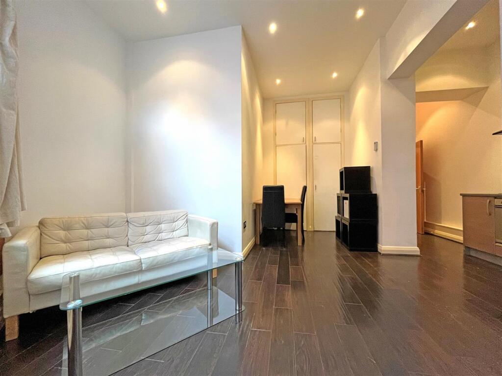 Lounge &amp; Dining Area