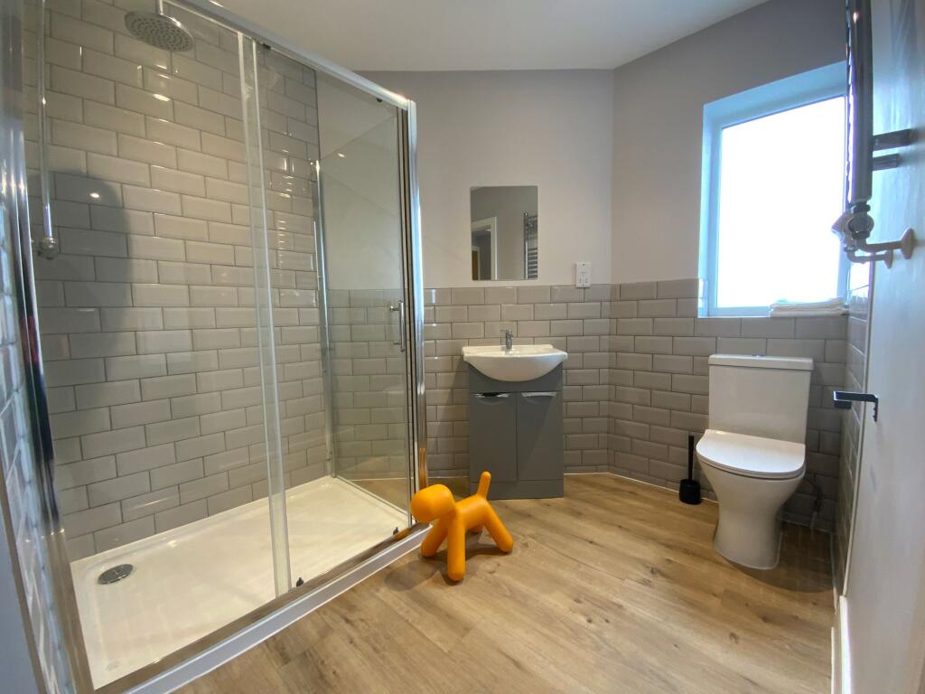 Bedroom 5 Ensuite
