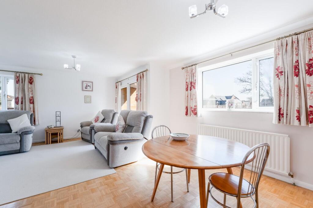 SPACIOUS LOUNGE/DINING ROOM