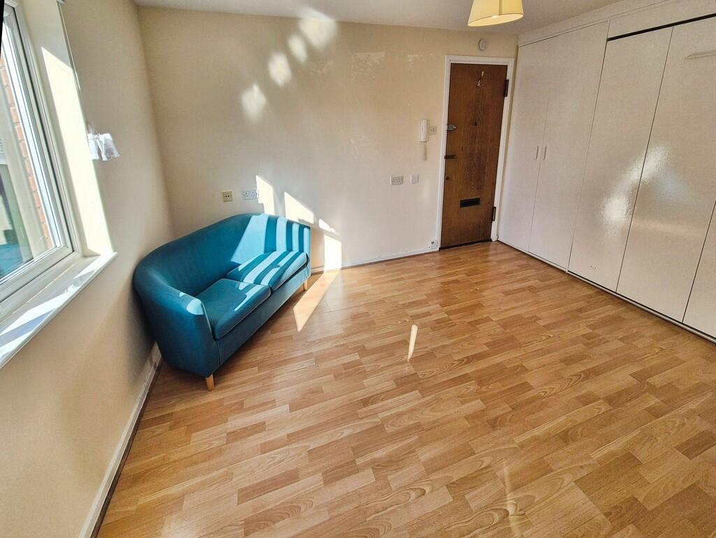 Living Room / Bed...