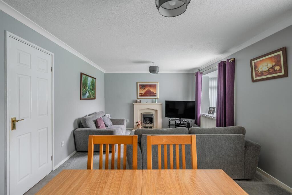 24 Larch Close-13.jpg