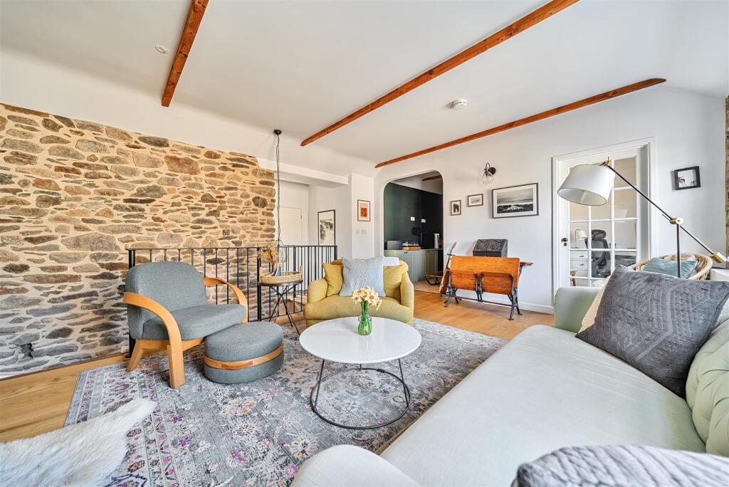 Living Room Alt.jpg