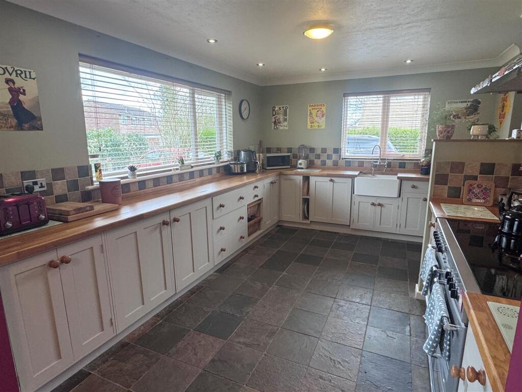Kitchen 3.JPG