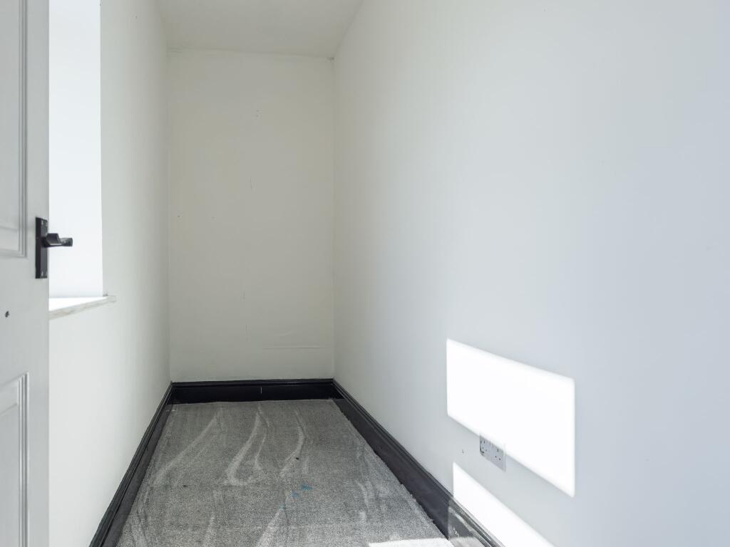 Bedroom 5 / Office