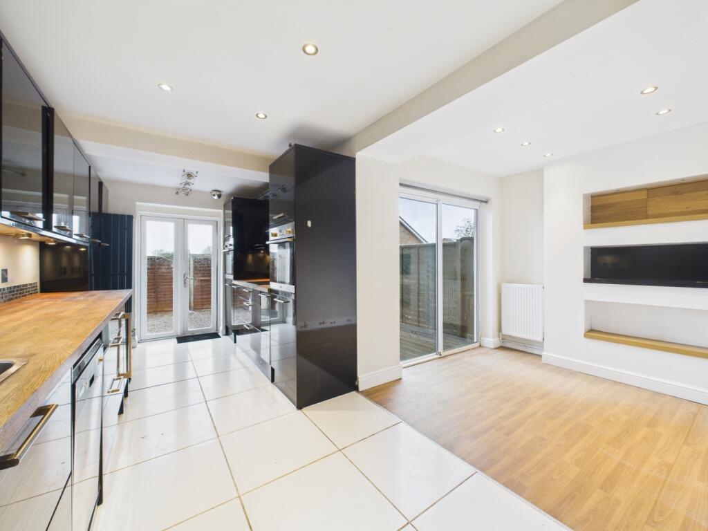 CAM01791G0-PR0202-STILL030