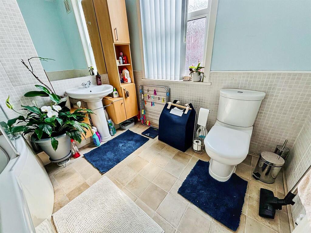 Bathroom / WC: