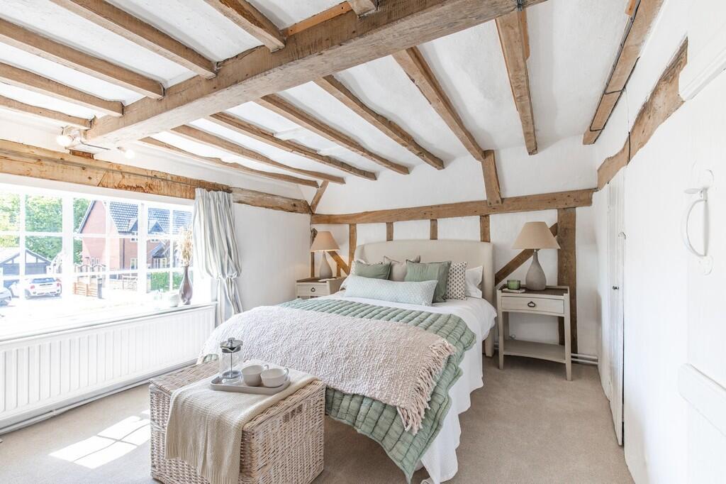 White Cottage Hou...