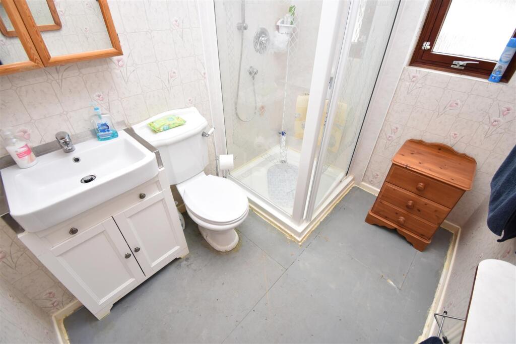 SHOWER ROOM.JPG