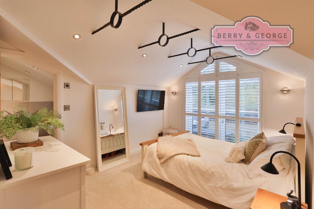 MAIN BEDROOM