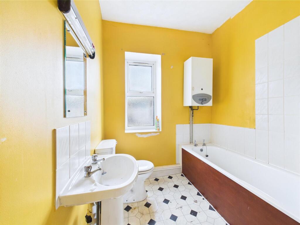 5 - Bed Victorian Terrace.jpg