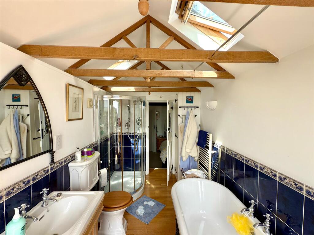 MAIN BATHROOM.jpg