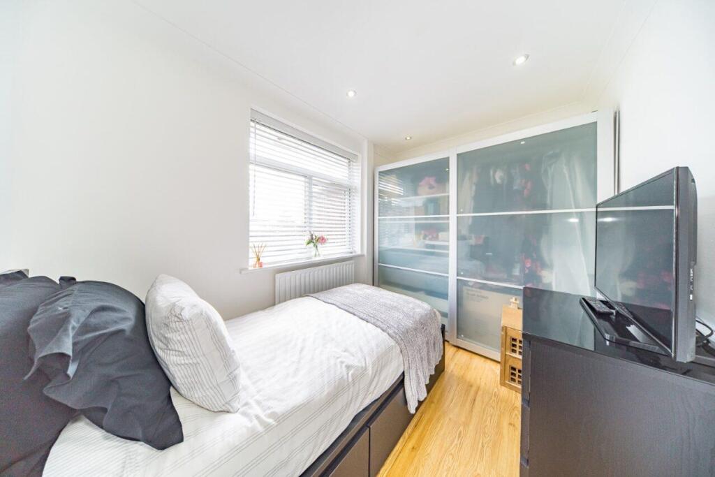 1 Longview Drive bedroom 3.jpg