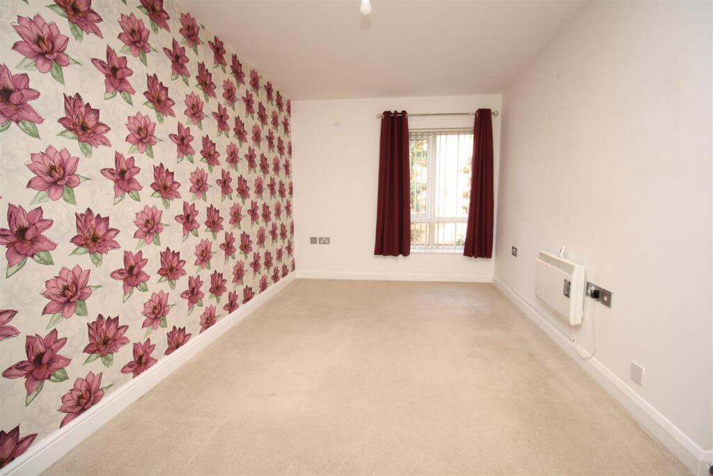 16 Bailsley Gdns bedroom 1a.JPG