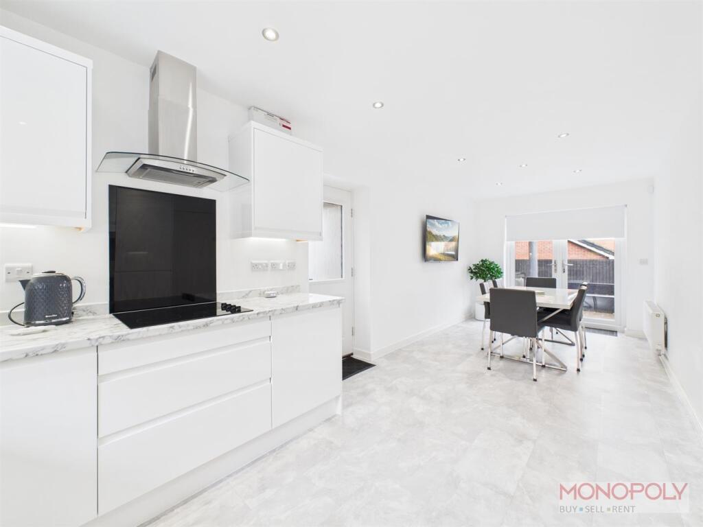 KITCHEN/ DINING ROOM