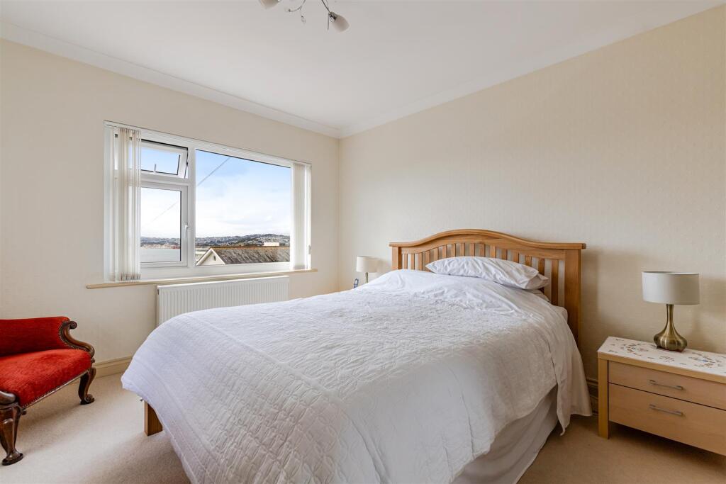 A19 - Ridgwood, Rock End Avenue - 250901.jpg