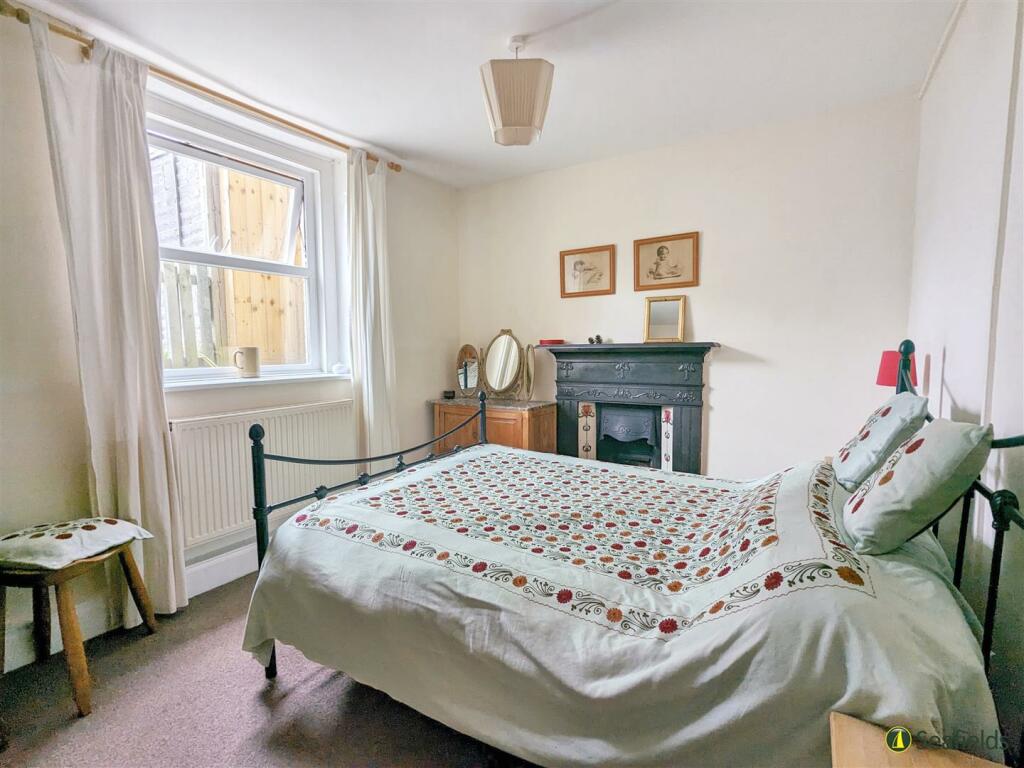 BEDROOM 2
