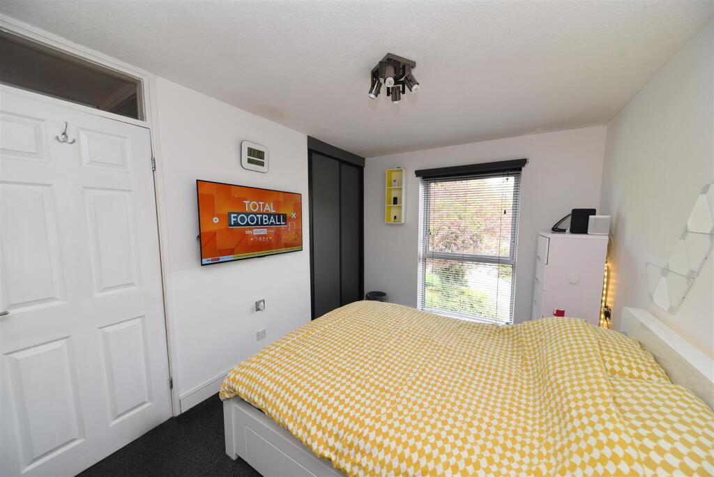 bedroom1.JPG