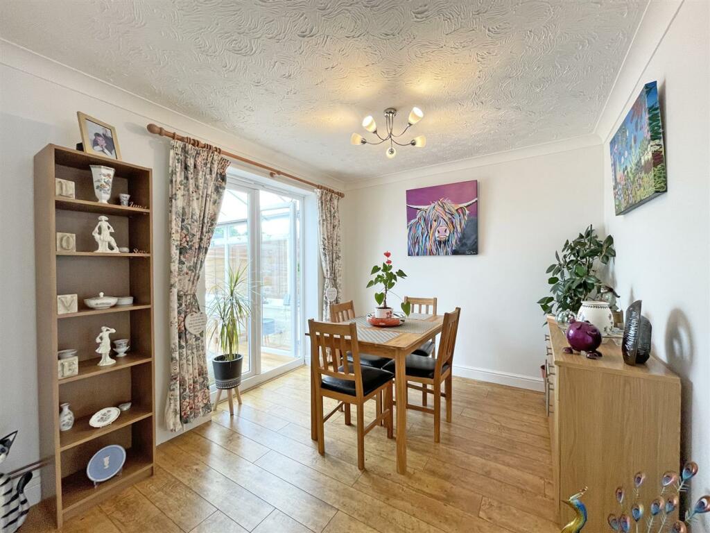 Warspite Gardens 10 - Dining.jpg