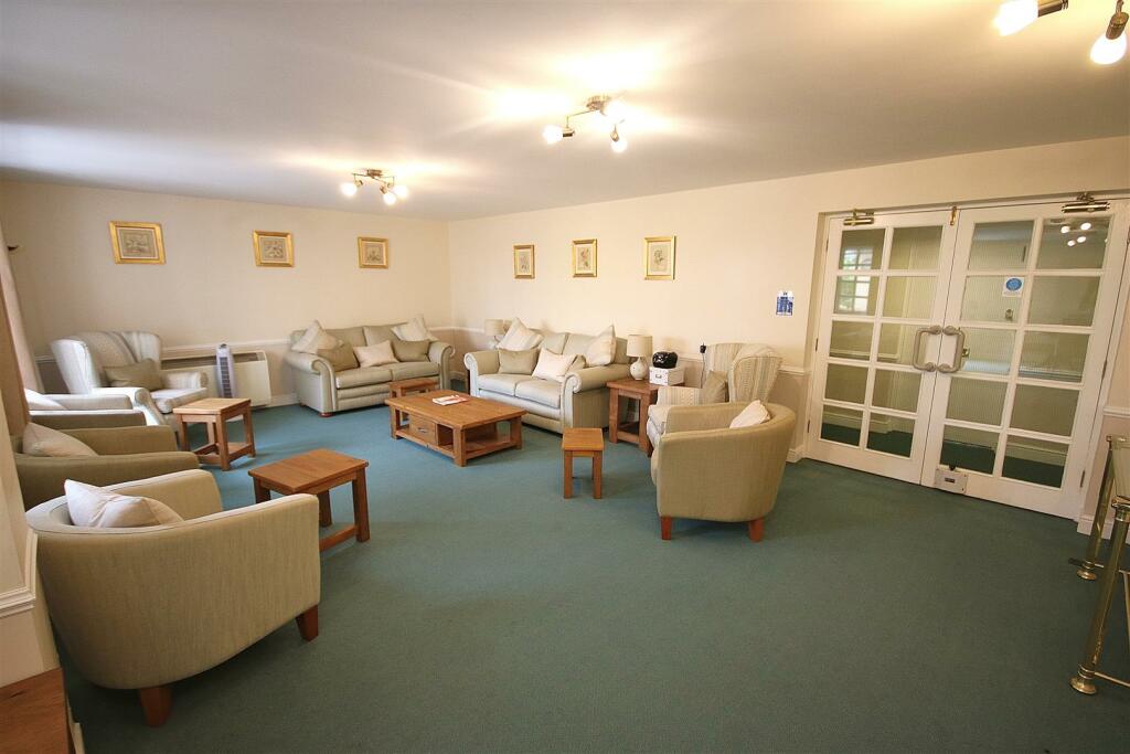 COMMUNAL LOUNGE
