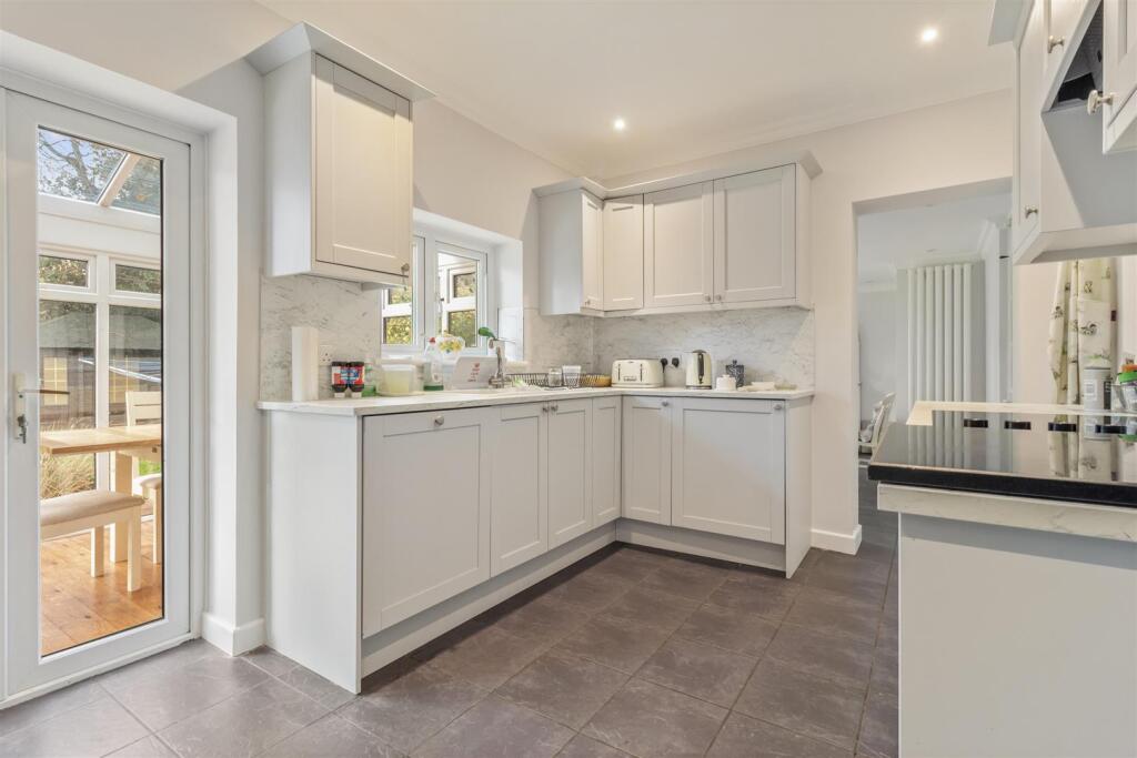 5 Parklands Ave New-013.JPG
