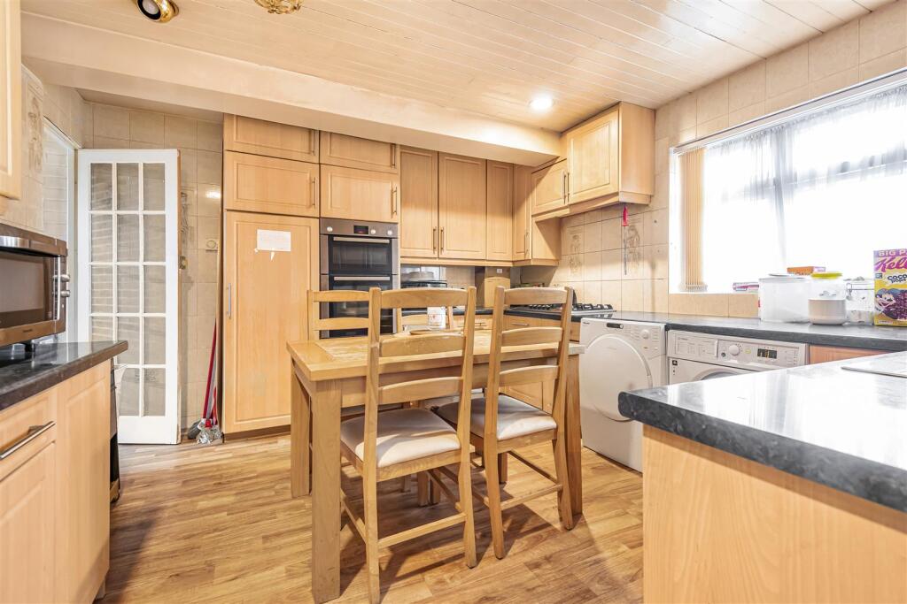 KITCHEN/BREAKFAST ROOM (pic 2)