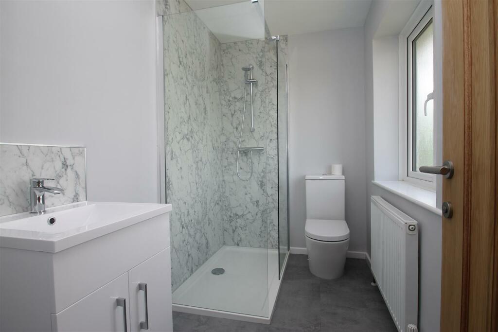 en suite shower room.JPG