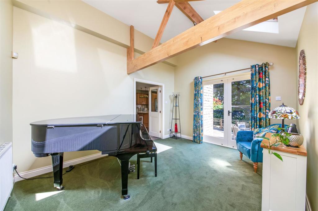GARDEN/MUSIC ROOM