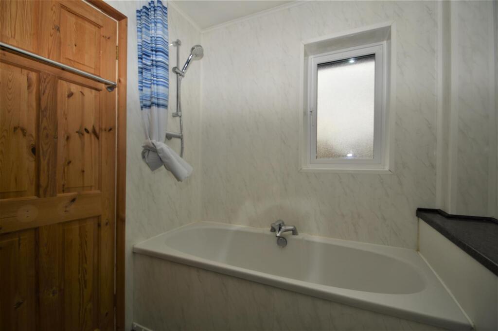 98 Watch Elm Close (13).jpg