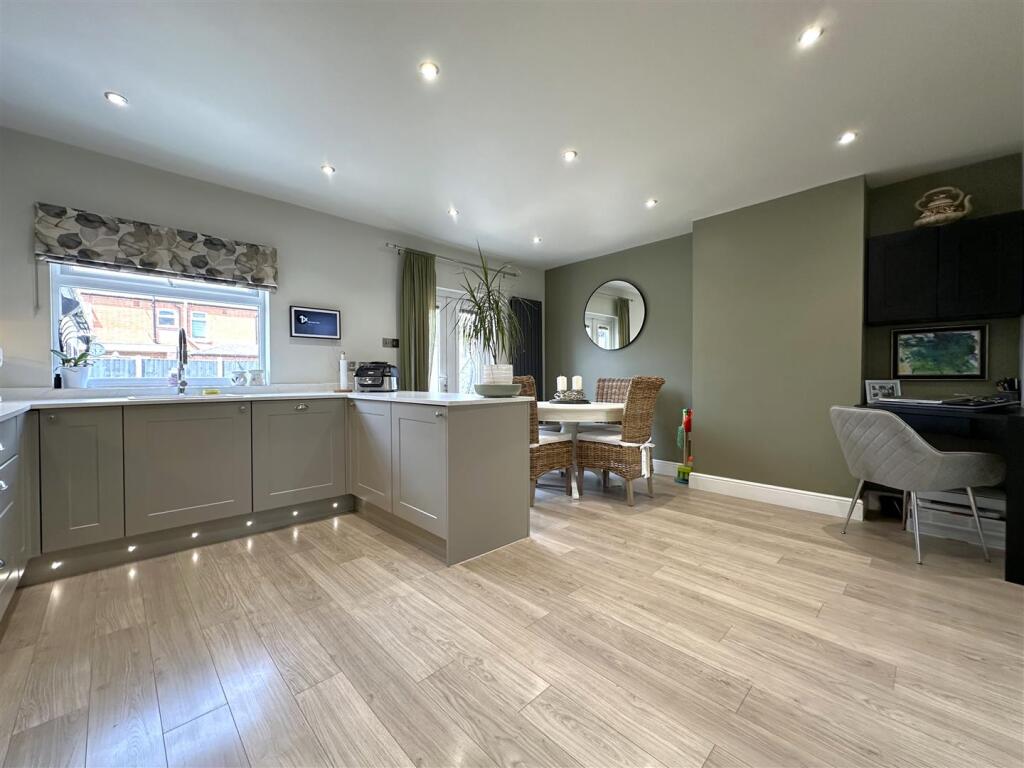Contemporary Dining Kitchen 818