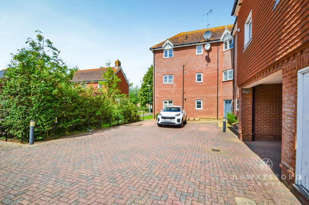 Great Easthall Way, Sittingbourne - Parking