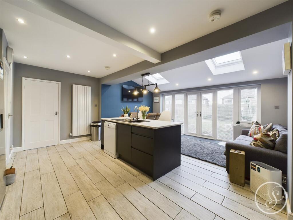 KITCHEN/DINER/FAMILY ROOM