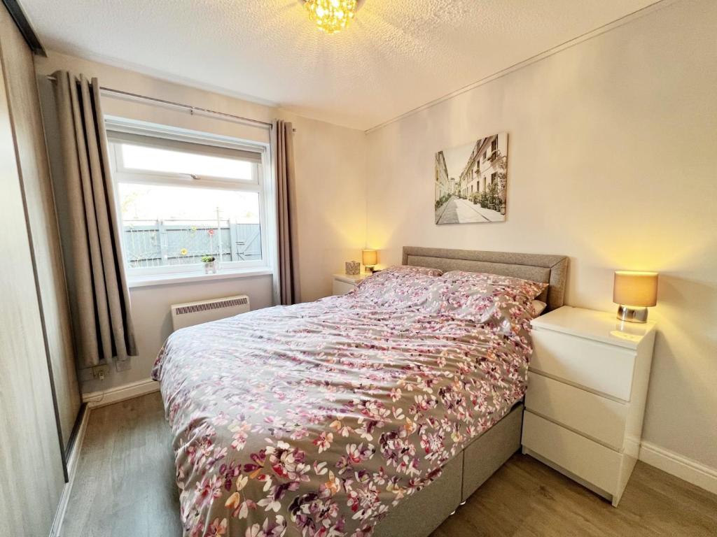 Bedroom 1 pic 2.jpg