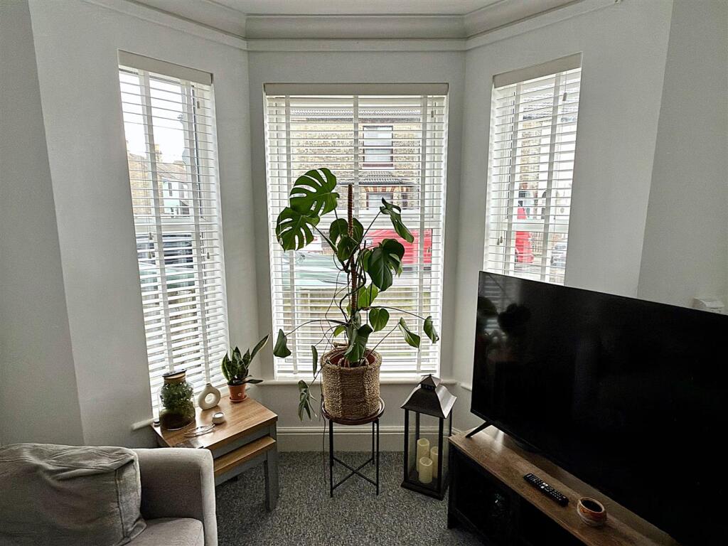 BAY WINDOW.jpg