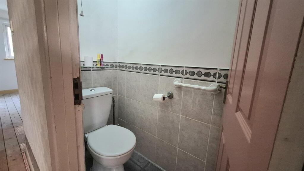 SEPARATE CLOAKROOM/WC