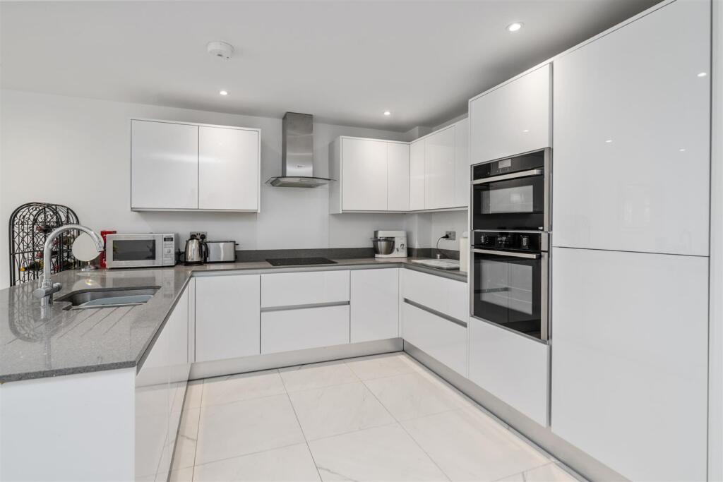 Apt 1 Fairway Lawns Solihull_3.jpg