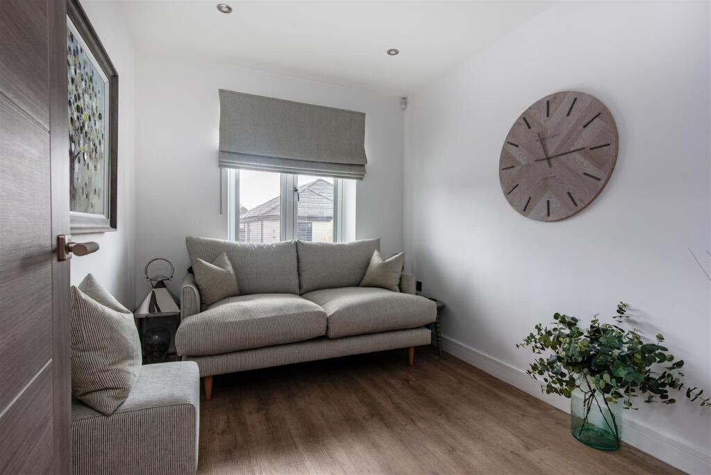 BEDROOM 3/HOME OFFICE