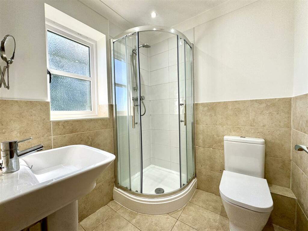 EN-SUITE SHOWER ROOM