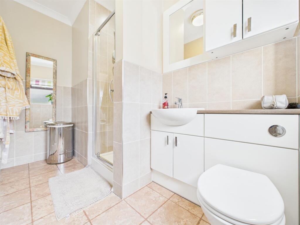 EN-SUITE SHOWER ROOM